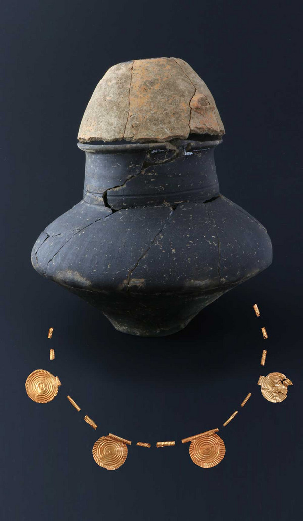 Urne mit Deckel und Collier © Dipl.-Des. Irene Bell, Vor- und Frühgeschichtliche Archäologie der Johannes Gutenberg- Universität Mainz