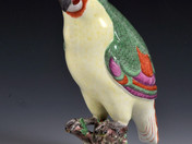 Höchster Porzellanmanufaktur, Papagei, um 1752, farbig staffiert, Erworben 2010, Zuwendung durch den Verein: 10.000 Euro © GDKE RLP, LMM