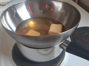 Honig und Butter über einem Wasserbad rühren, bis die Zutaten zerlassen sind. Die Masse abkühlen lassen.
