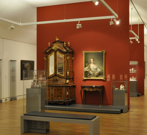 Ausstellungsraum mit barocken Ausstellungsstücken