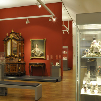 Ausstellungsraum mit barocken Ausstellungsstücken