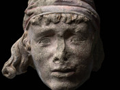 Kopf mit der Binde vom Westlettner des Mainzer Doms © Bischöfliches Dom- und Diözesanmuseum Mainz, Foto: Marcel Schawe