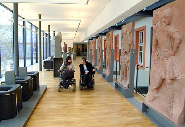 Rollstuhlfahrer im Landesmuseum Mainz 