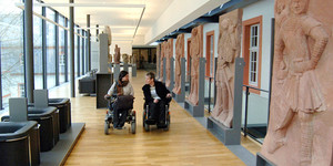 Zwei Rollstuhlfahrer:innen im Landesmuseum Mainz © GDKE RLP, Landesmuseum Mainz, Foto: Ursula Rudischer