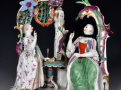 Laurentius Russinger, Mopsordensgruppe, um 1760, Höchster Porzellan, farbig staffiert, Goldstaffage / Erworben 1998, Zuwendung durch den Verein: 30.000 DM