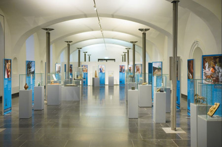 Blick in die Ausstellung Schätze des Landes Rheinland-Pfalz