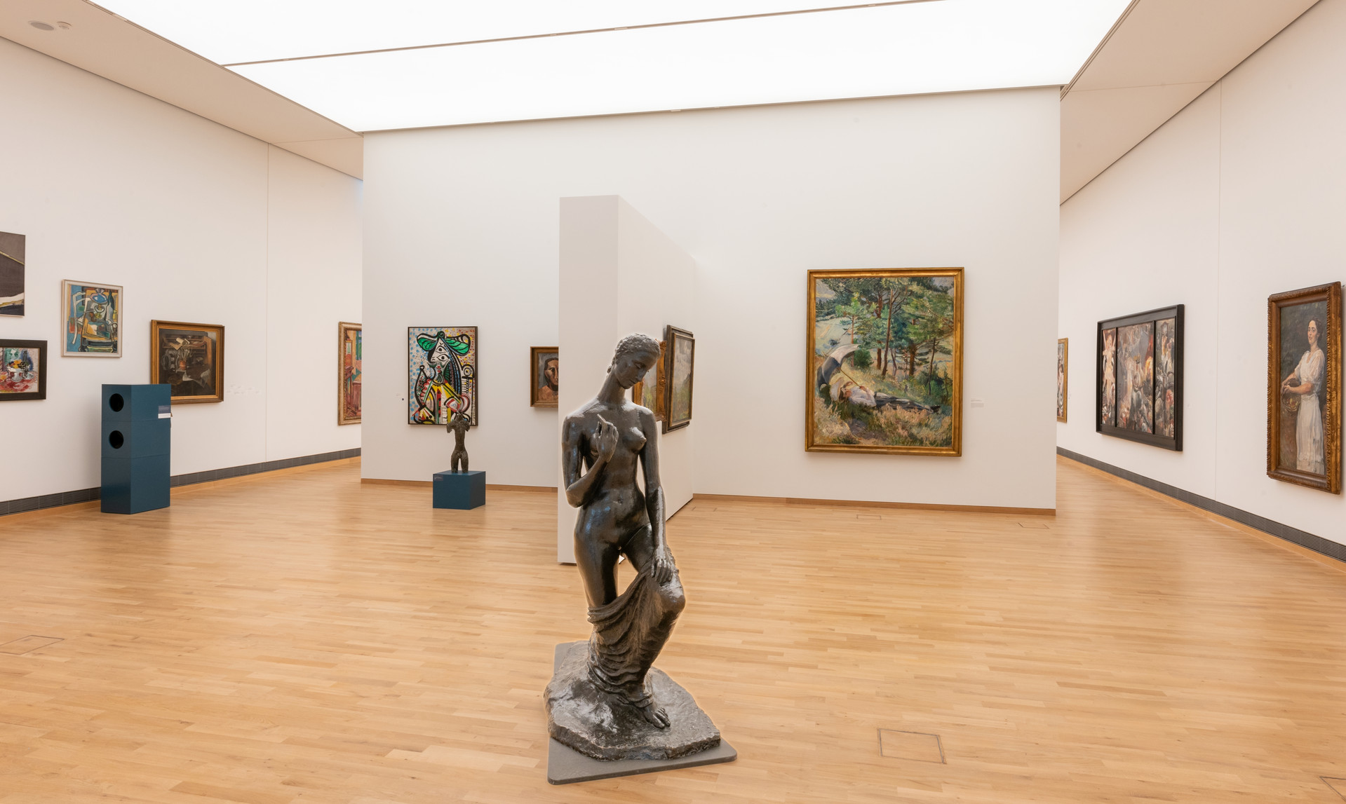 Blick in den Ausstellungsraum Kunst der Moderne