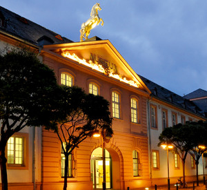 Eingang zum Landesmuseum Mainz am Abend