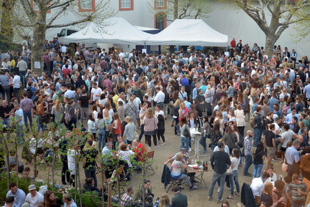 viele Menschen im Innenhof des Museums