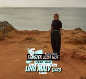 Lina Maly steht am Meer