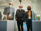 Staatssekretärin Frau Steingaß und Generaldirektor a.D. Thomas Metz betrachten die Exponate © GDKE, Landesmuseum Mainz, Stephan Dinges