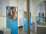 Beispiele aus Mainz und Trier: der keltische Glashund (2. Jh. v. Chr.) und ein Modell der Porta Nigra (Original 170 n. Chr.) © GDKE, Landesmuseum Mainz, Stephan Dinges