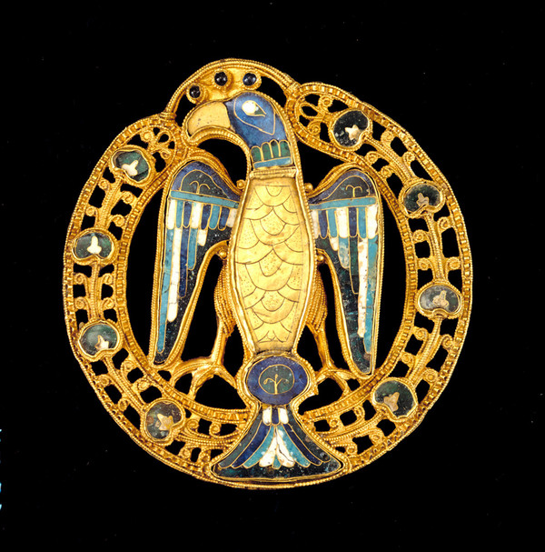 Große Adler-/Pfauenfibel, um 1000 © GDKE, Landesmuseum Mainz (Ursula Rudischer)