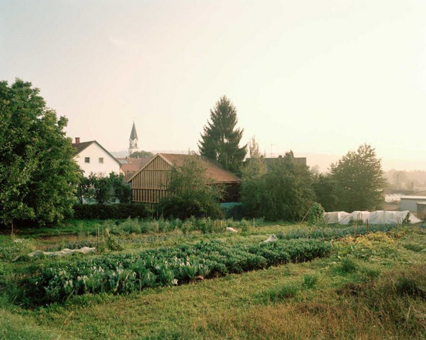 Blick vom Gemüsegarten auf den Stadl der Schmiede in Kneitling. Sanierungsprojekt der Zitzelsberger Architektur/Stadtplanung
